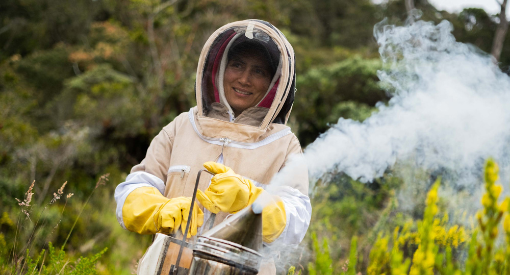 Persona con traje protector en campo