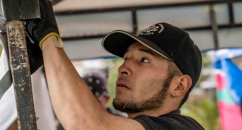 Trabajador de logística acomodando productos