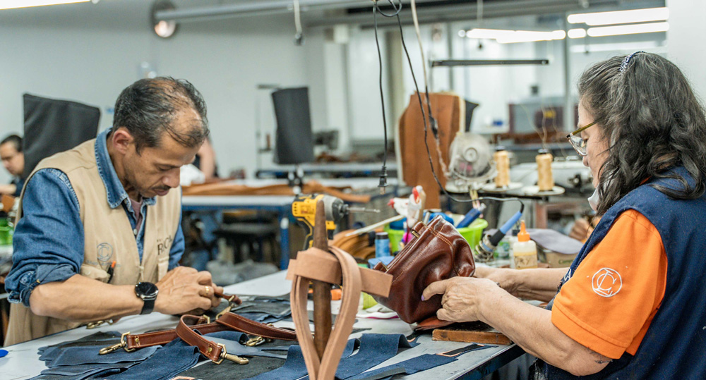 Personas operando maquinaria textil