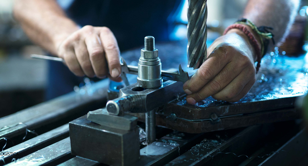 Manos operando maquinaria industrial