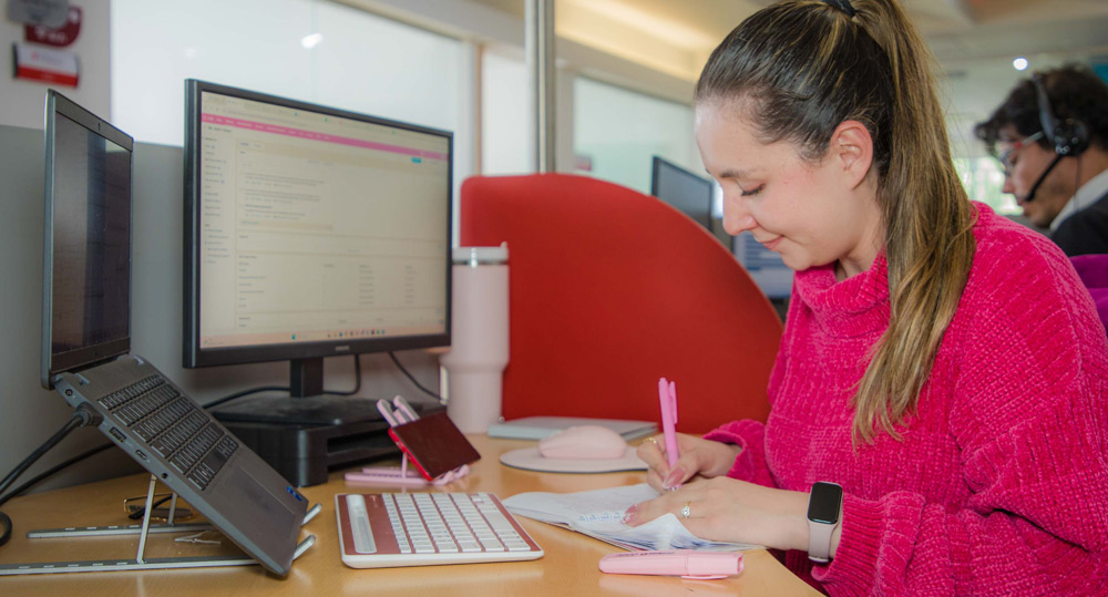 Mujer trabajando en escritorio con computador