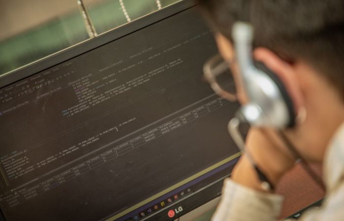 Imagen relacionada con una persona que escribe código de programación