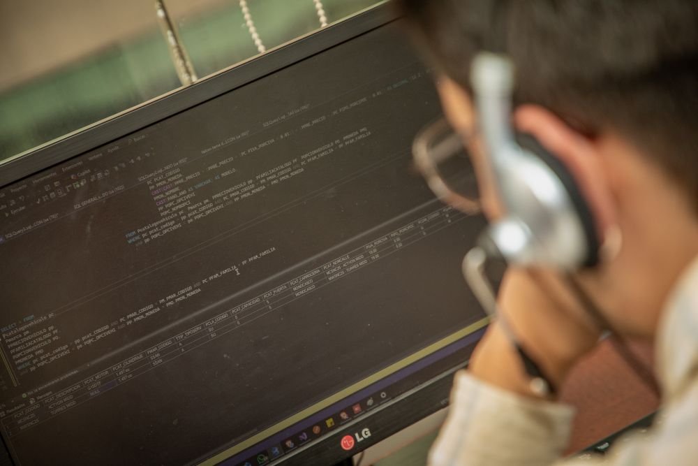 Imagen relacionada con una persona que escribe código de programación