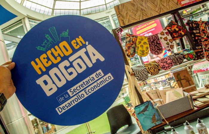 Imagen relacionada con un distintivo de Hecho en Bogotá, con un fondo de un emprendimiento local