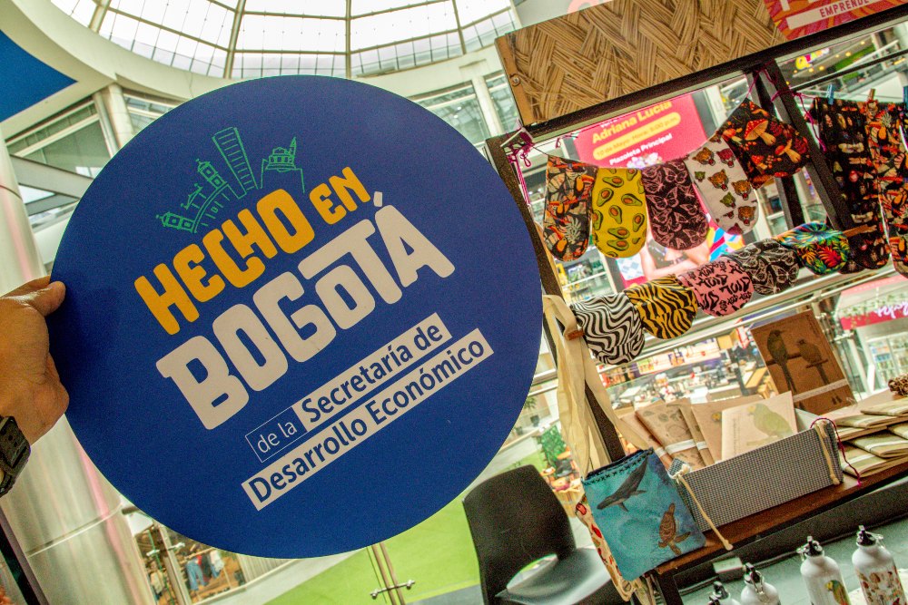 Imagen relacionada con un distintivo de Hecho en Bogotá, con un fondo de un emprendimiento local