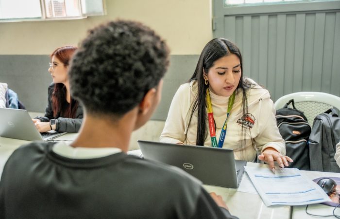 Imagen relacionada con una persona que recibe asesoría en una feria de empleo