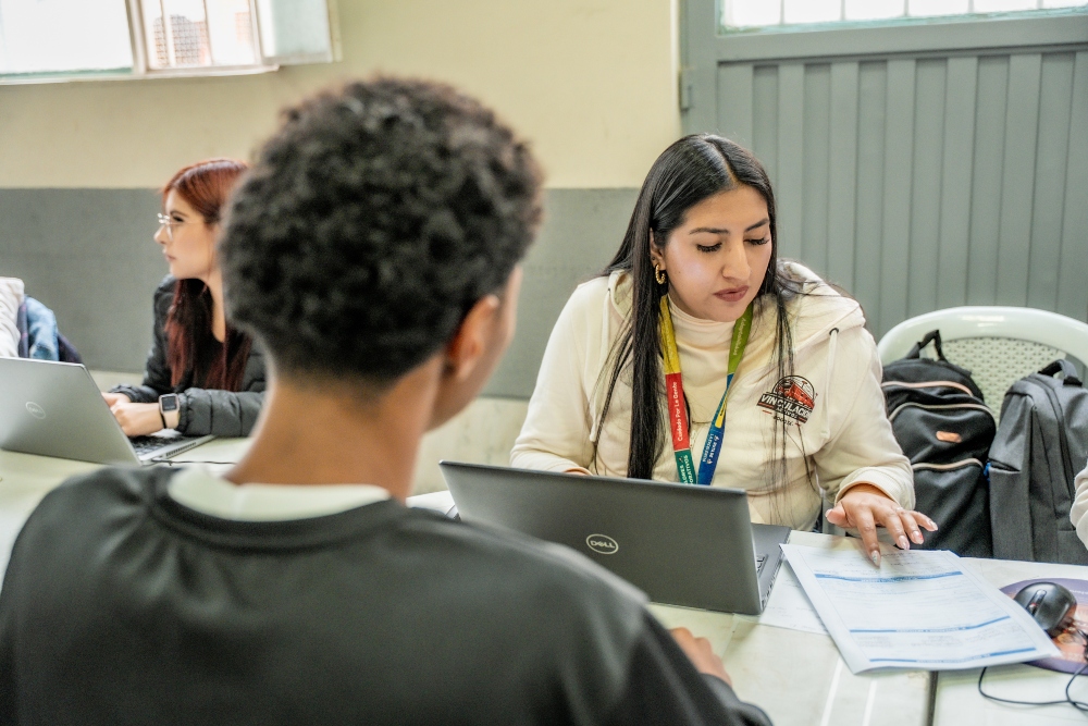 Imagen relacionada con una persona que recibe asesoría en una feria de empleo