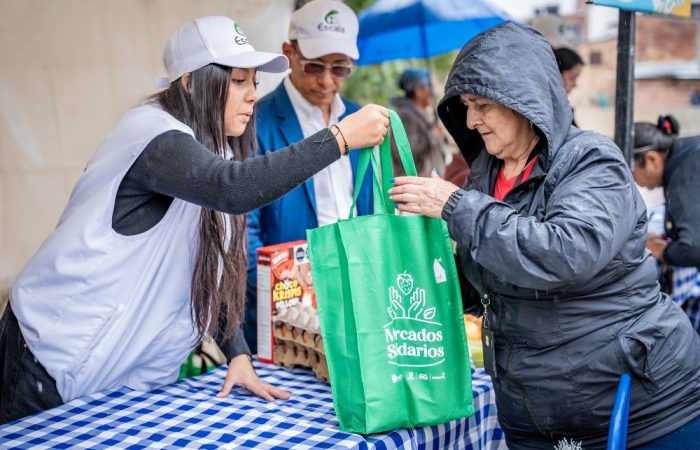Imagen relacionada con una persona que compra en un puesto de Mercados Campesinos