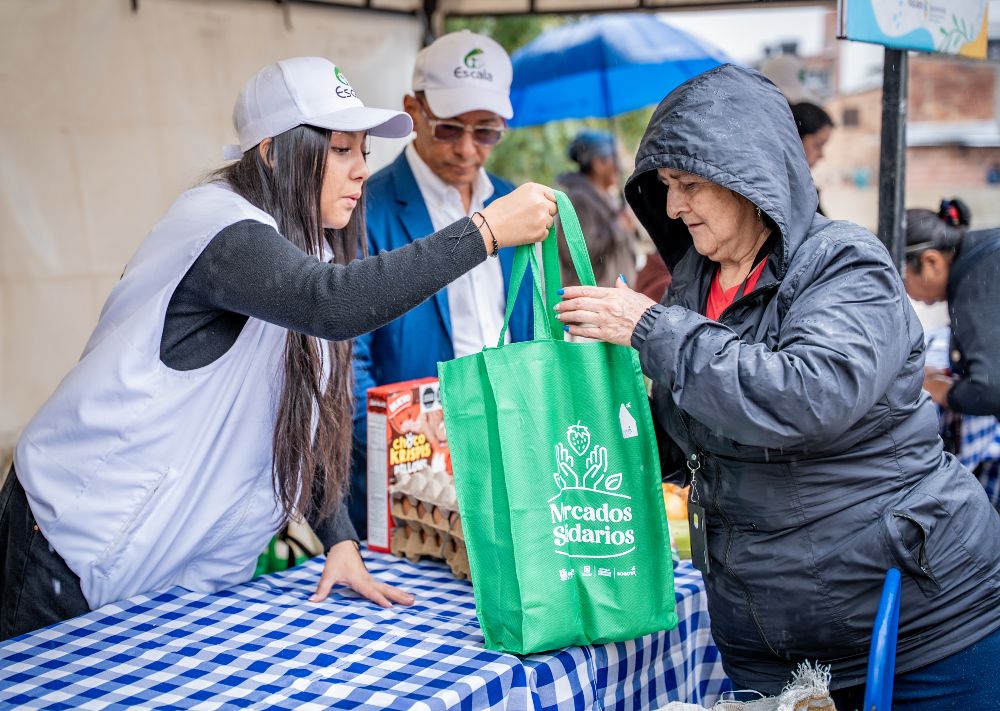 Imagen relacionada con una persona que compra en un puesto de Mercados Campesinos