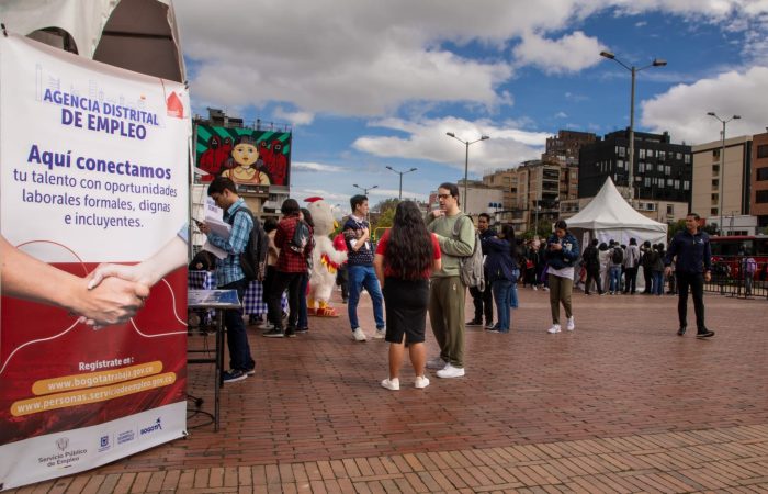 Imagen relacionada con un grupo de personas en una feria de empleo