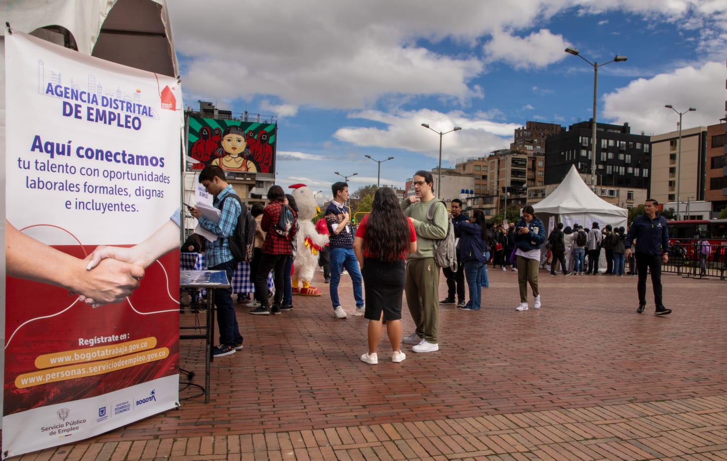 Imagen relacionada con un grupo de personas en una feria de empleo