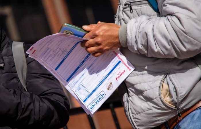 Imagen relacionada con una persona que sostiene una hoja de vida