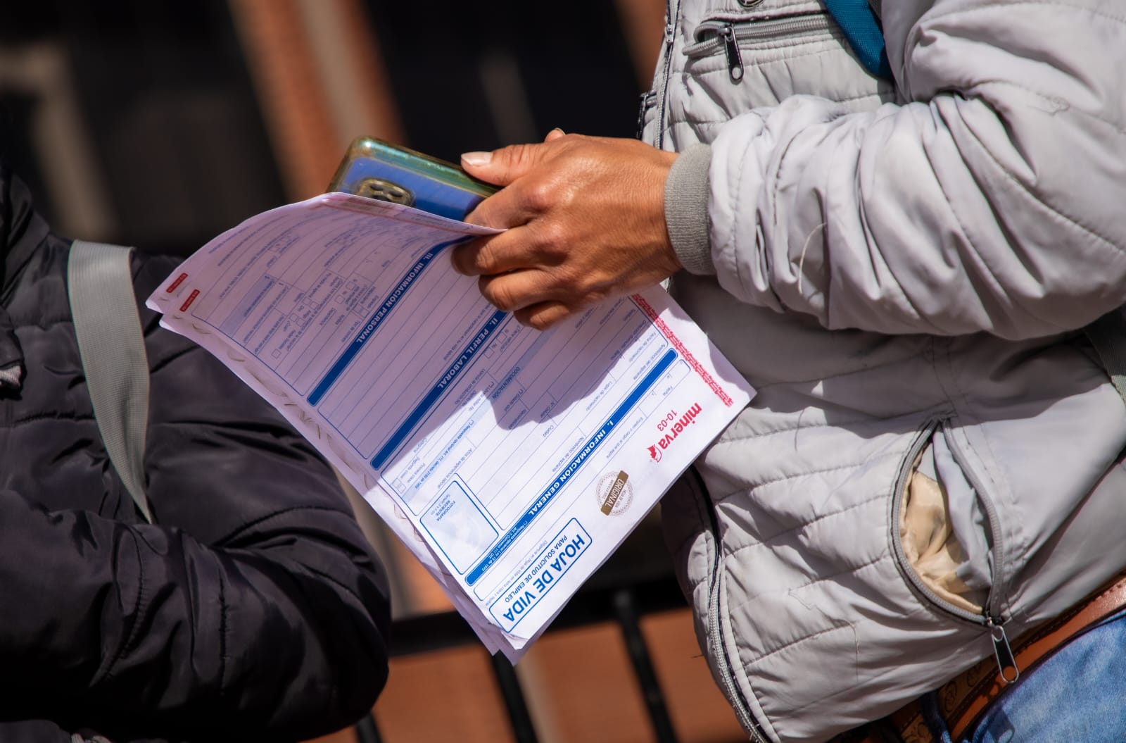 Imagen relacionada con una persona que sostiene una hoja de vida