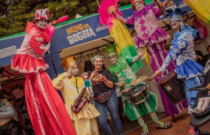 Imagen relacionada con un grupo de mujeres en una feria de Hecho en Bogotá