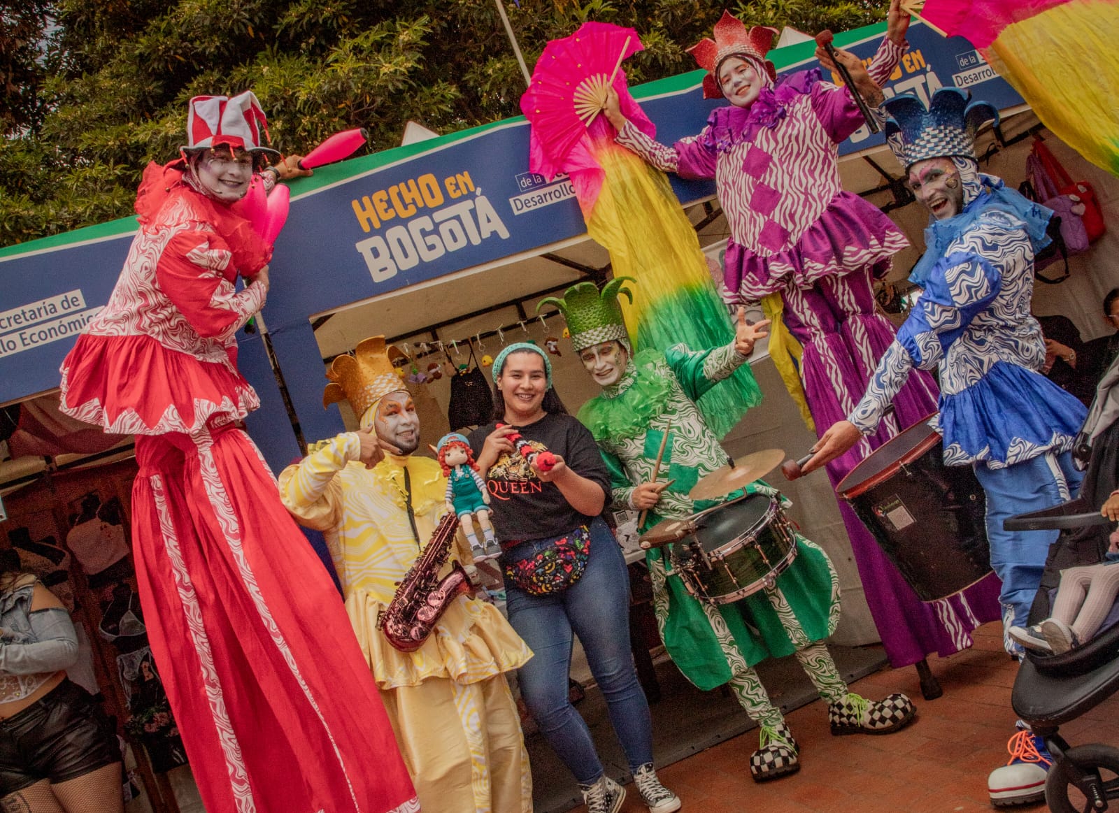 Imagen relacionada con un grupo de mujeres en una feria de Hecho en Bogotá