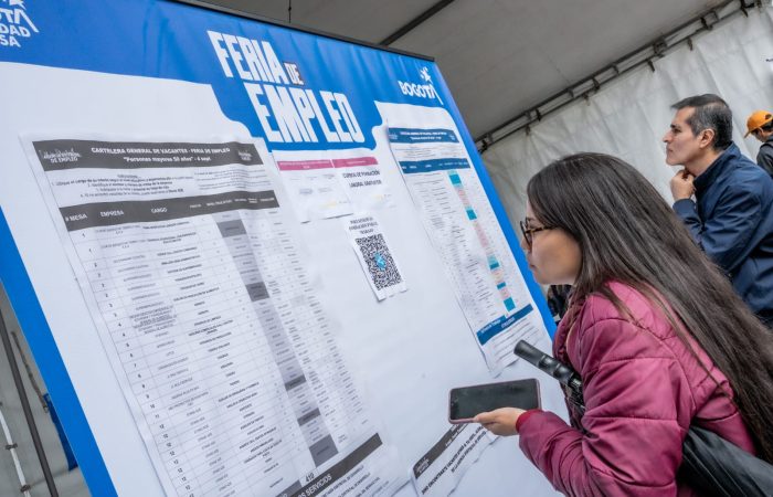 Imagen relacionada con una persona en feria de empleo revisando listado