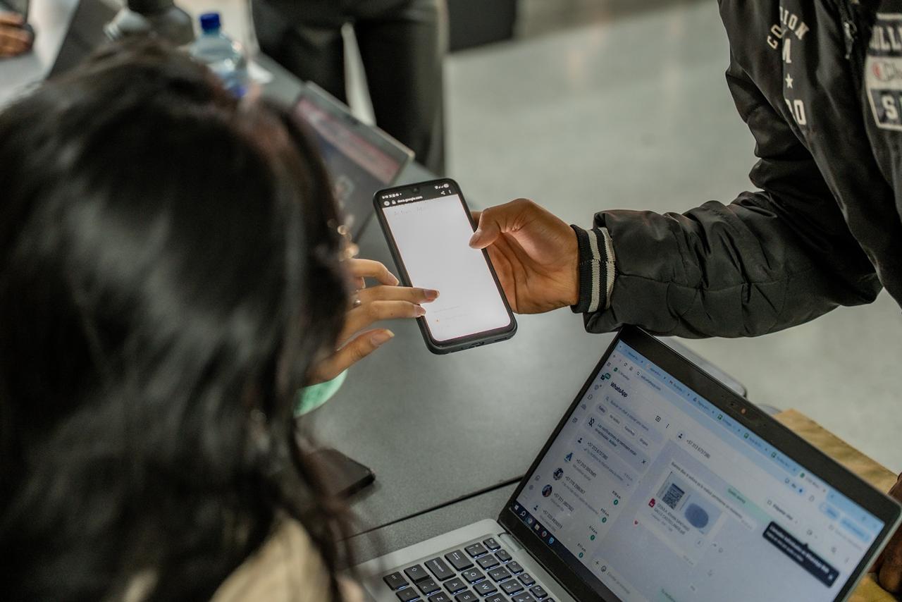 Imagen relacionada con una persona que aplica a una vacante de manera virtual