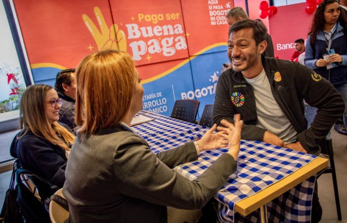 Imagen relacionada con una persona que recibe asesoría en créditos para su negocio