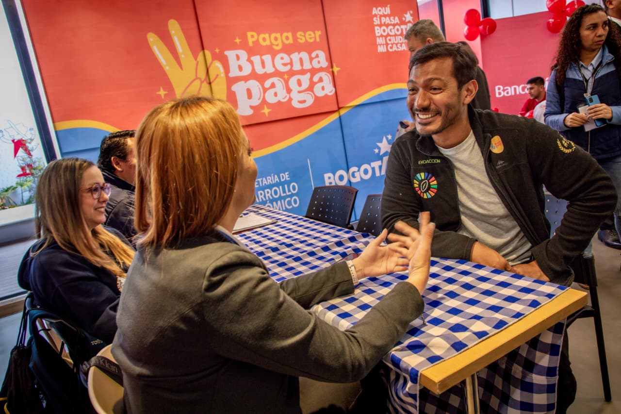 Imagen relacionada con una persona que recibe asesoría en créditos para su negocio