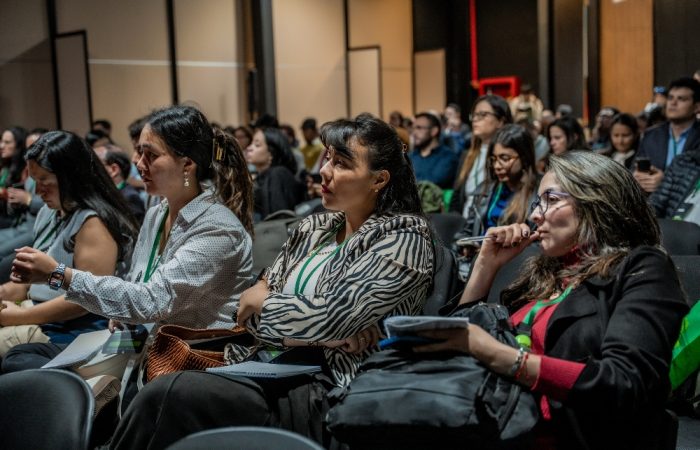 Imagen relacionada con un grupo de aisstentes a una charla formativa