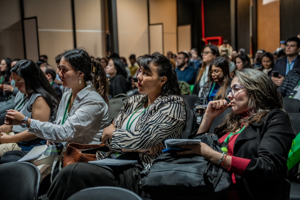 Imagen relacionada con un grupo de aisstentes a una charla formativa