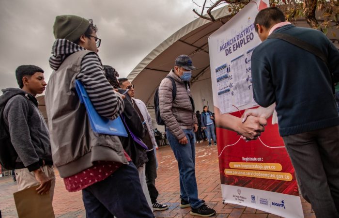 Imagen relacionada con un grupo de personas que se inscribe en una feria de empleo