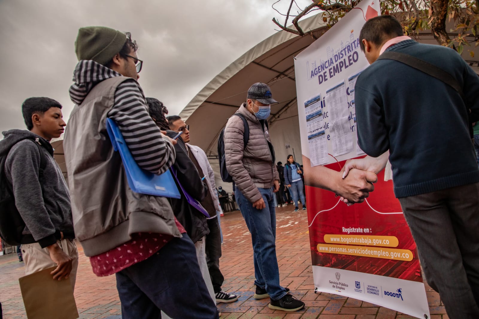 Imagen relacionada con un grupo de personas que se inscribe en una feria de empleo