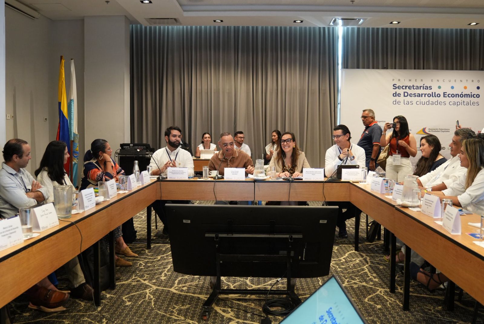 Imagen relacionada con encuentro de Asocapitales con secretarios de desarrollo económico de todo el país