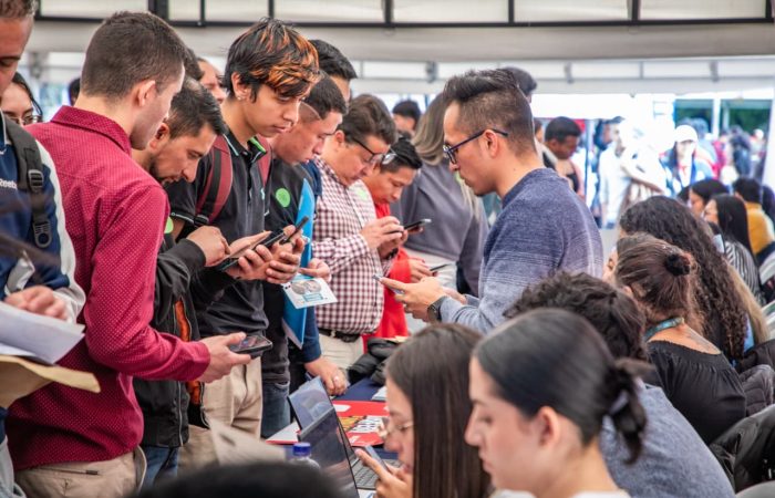 Imagen relacionada con jóvenes en una feria de empleo