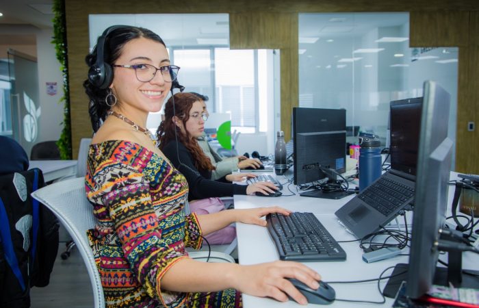 Información relacionada con un grupo de mujeres en actividades laborales (un call center)