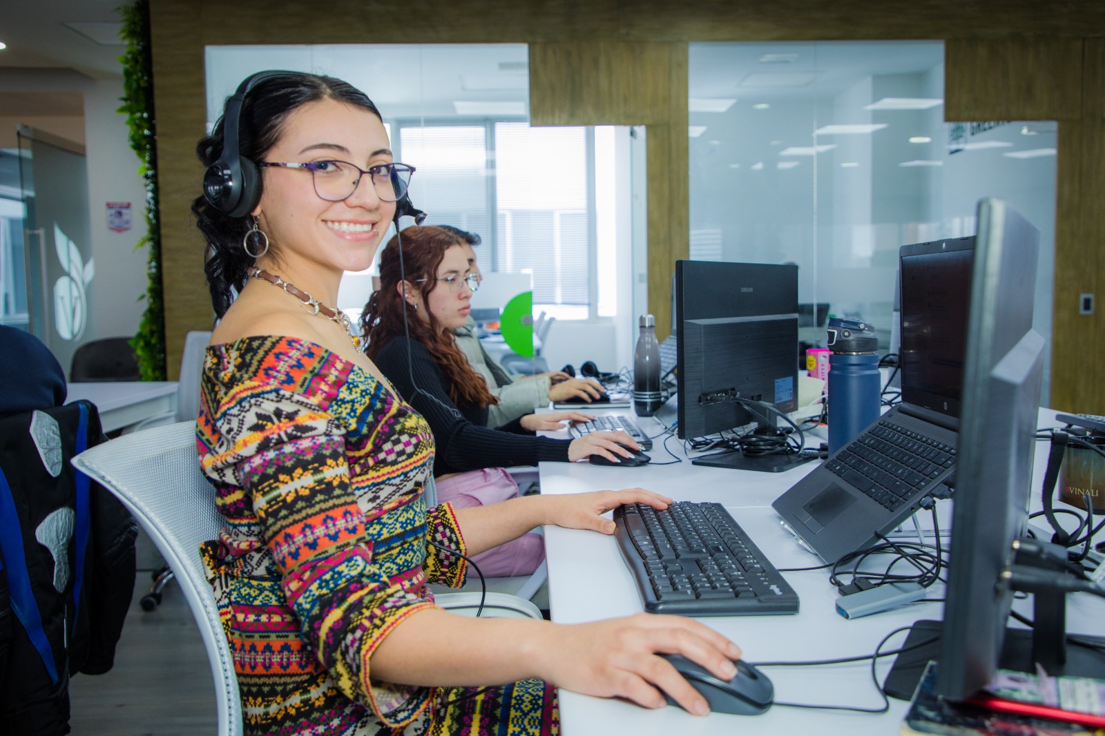 Información relacionada con un grupo de mujeres en actividades laborales (un call center)