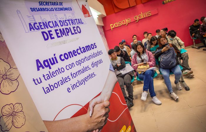 Imagen relacionada con un grupo de personas en una feria de empleo