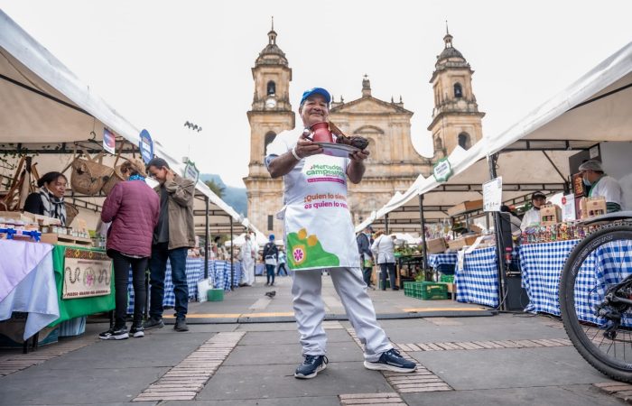 Imagen relacionada con un productor campesino en la Plaza de Bolívar