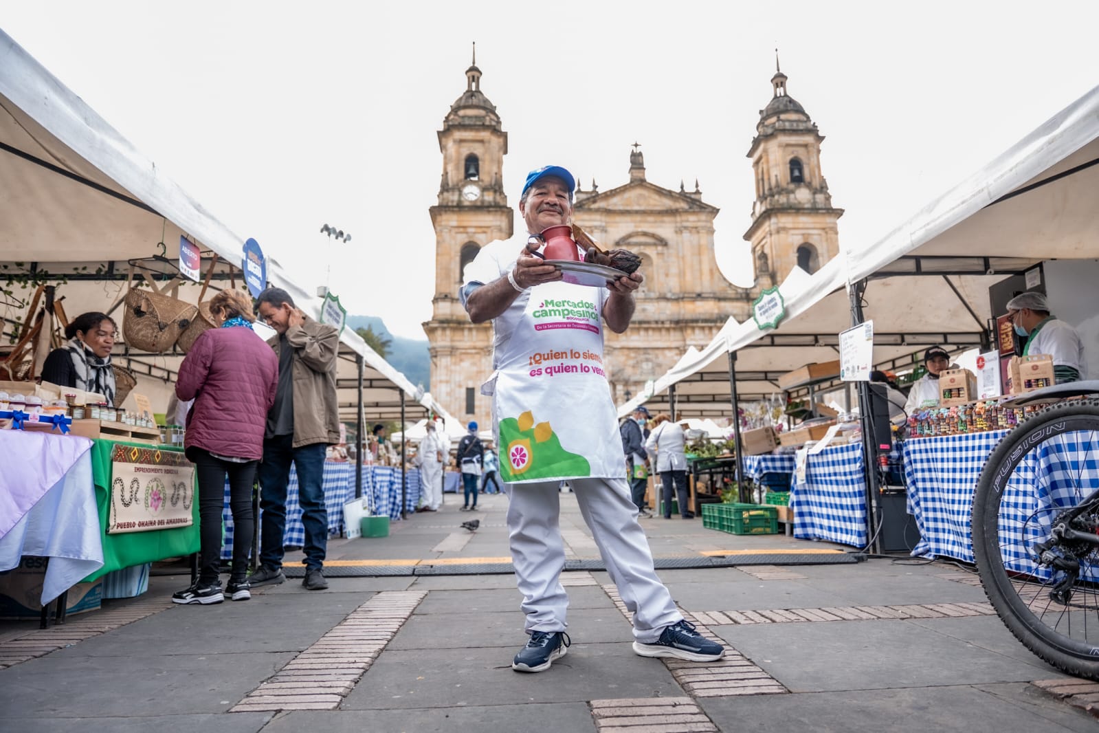 Imagen relacionada con un productor campesino en la Plaza de Bolívar