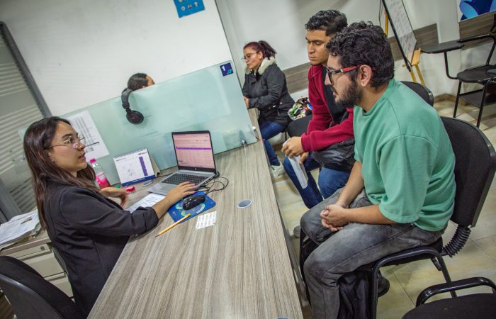 Imagen relacionada con unas personas en punto de atención de la agencia de empleo