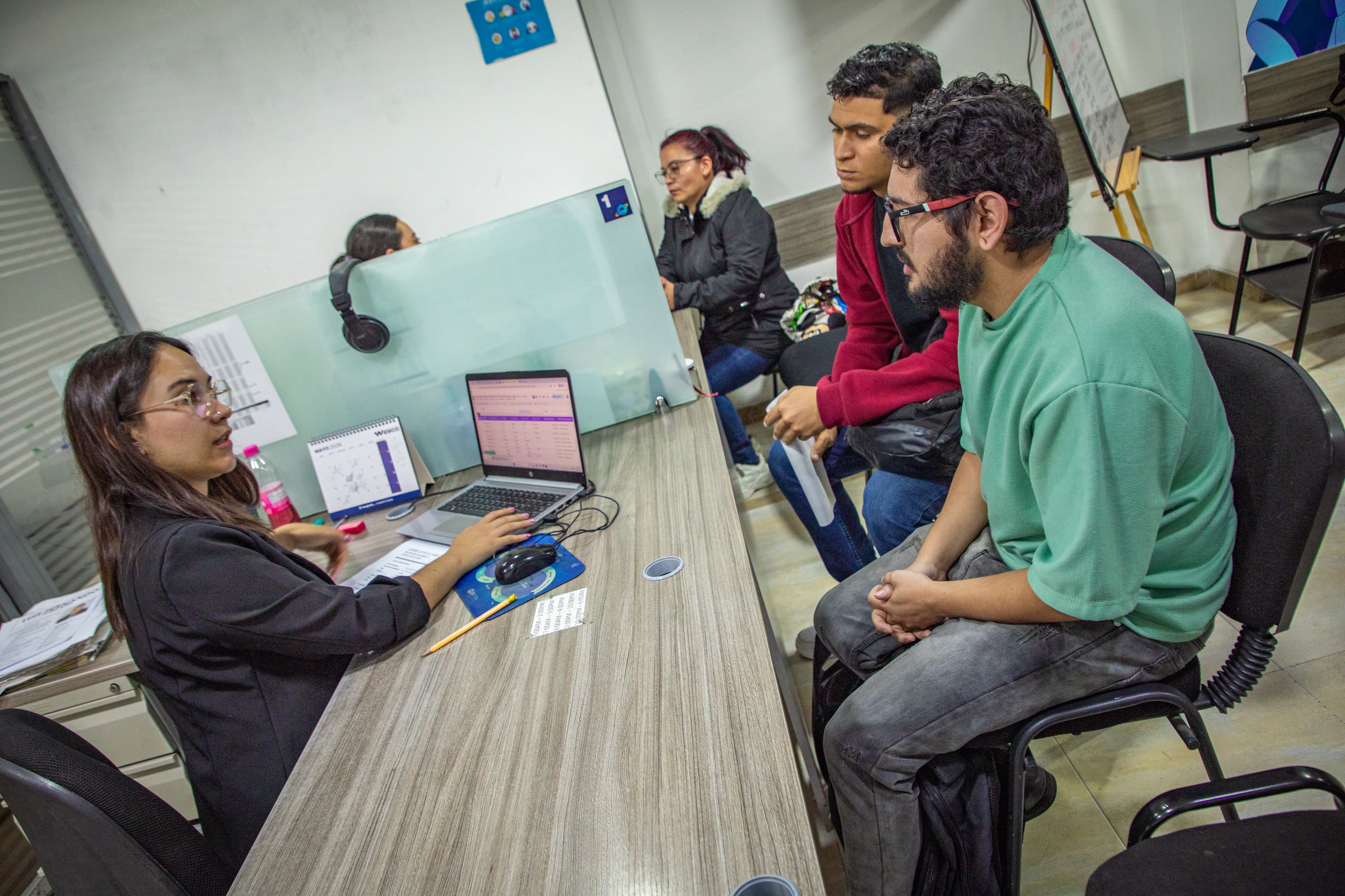 Imagen relacionada con unas personas en punto de atención de la agencia de empleo