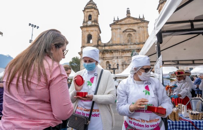 Imagen relacionada con productoras campesinas en el Gran Mercado Campesino de la PLaza de Bolívar