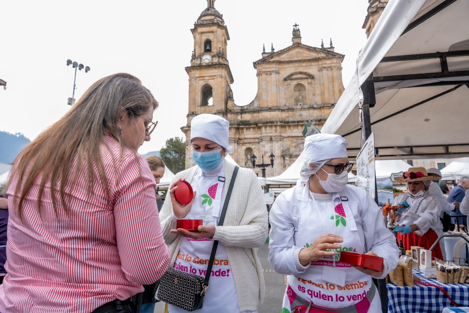 Imagen relacionada con productoras campesinas en el Gran Mercado Campesino de la PLaza de Bolívar