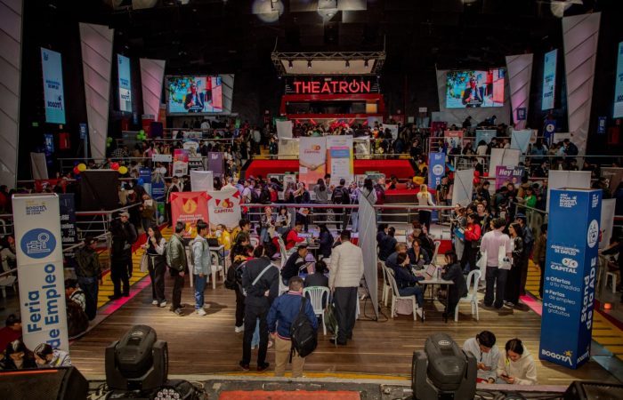 Imagen relacionada con un registro en feria de empleo organizada por el Distrito