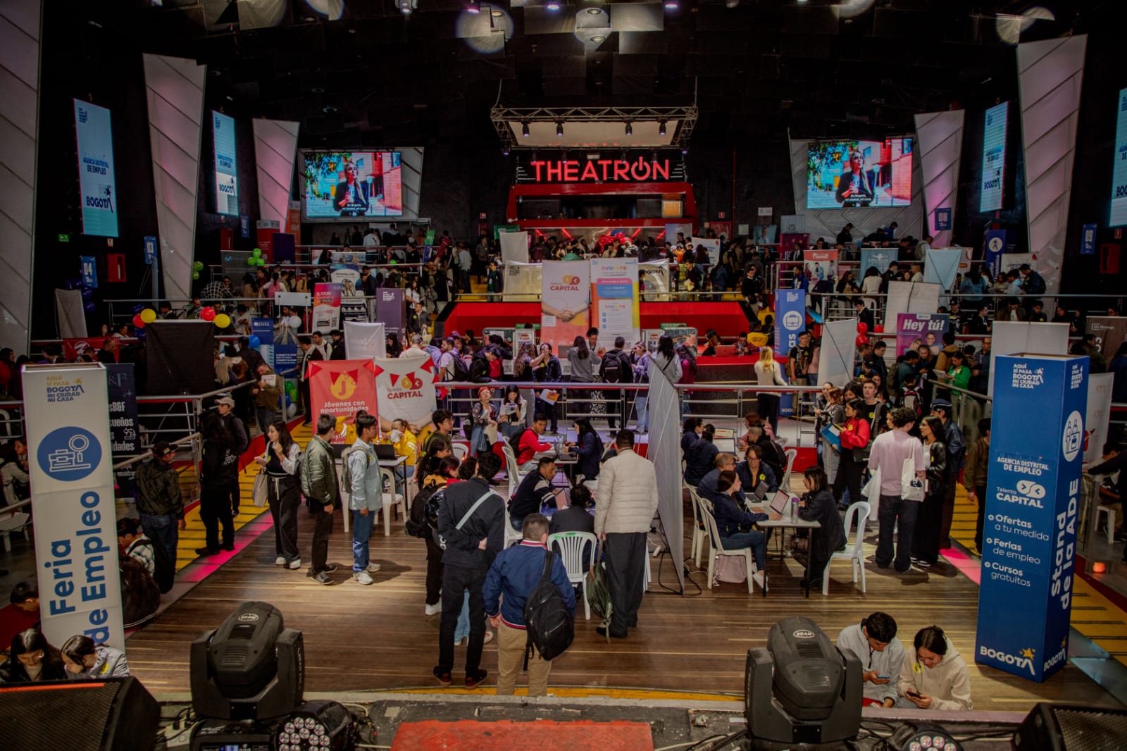 Imagen relacionada con un registro en feria de empleo organizada por el Distrito