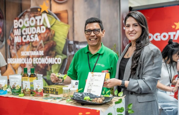 Foto de emprendedores en una feria comercial