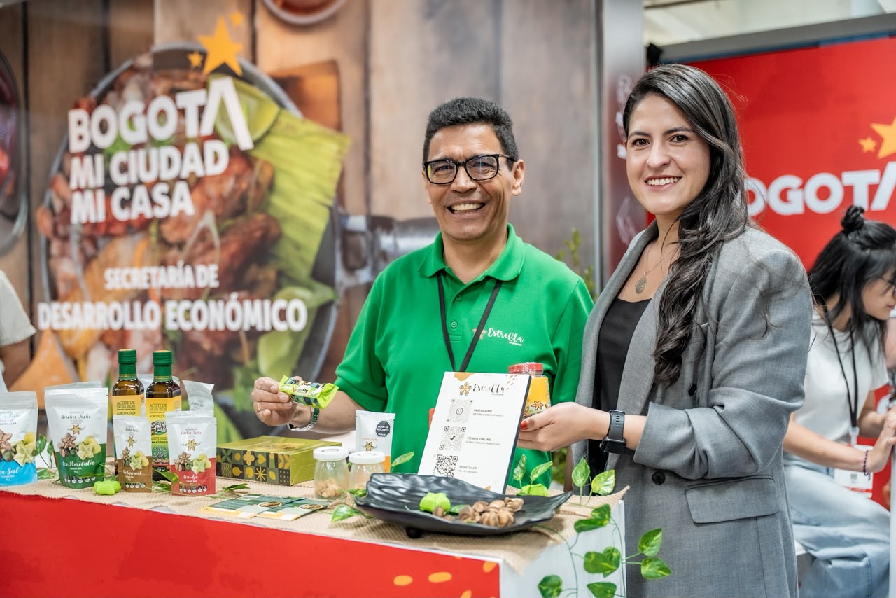 Foto de emprendedores en una feria comercial