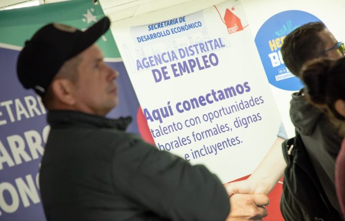 Imagen relacionada con una persona participante en feria de empleo de Bogotá