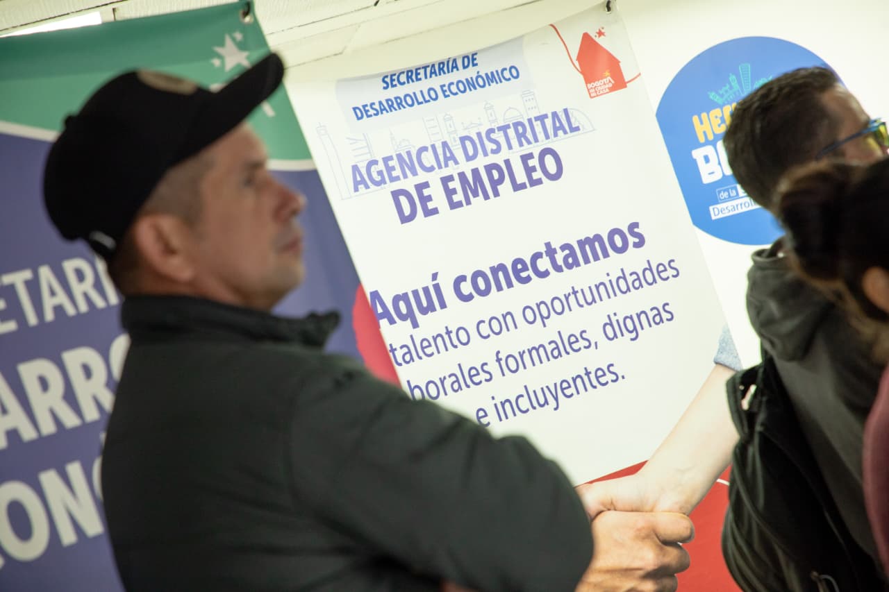 Imagen relacionada con una persona participante en feria de empleo de Bogotá
