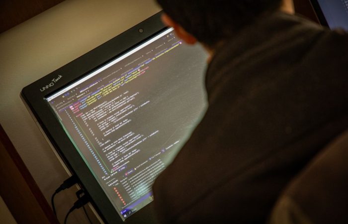 Imagen una interfaz con escritura de código