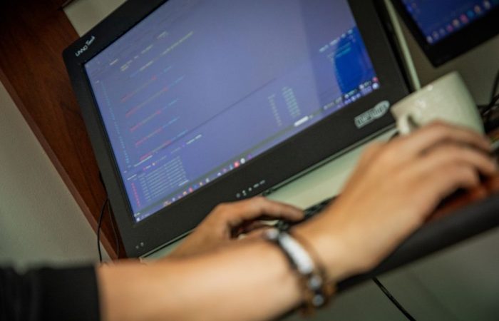 Imagen de primer plano de una persona qie interactúa con un software