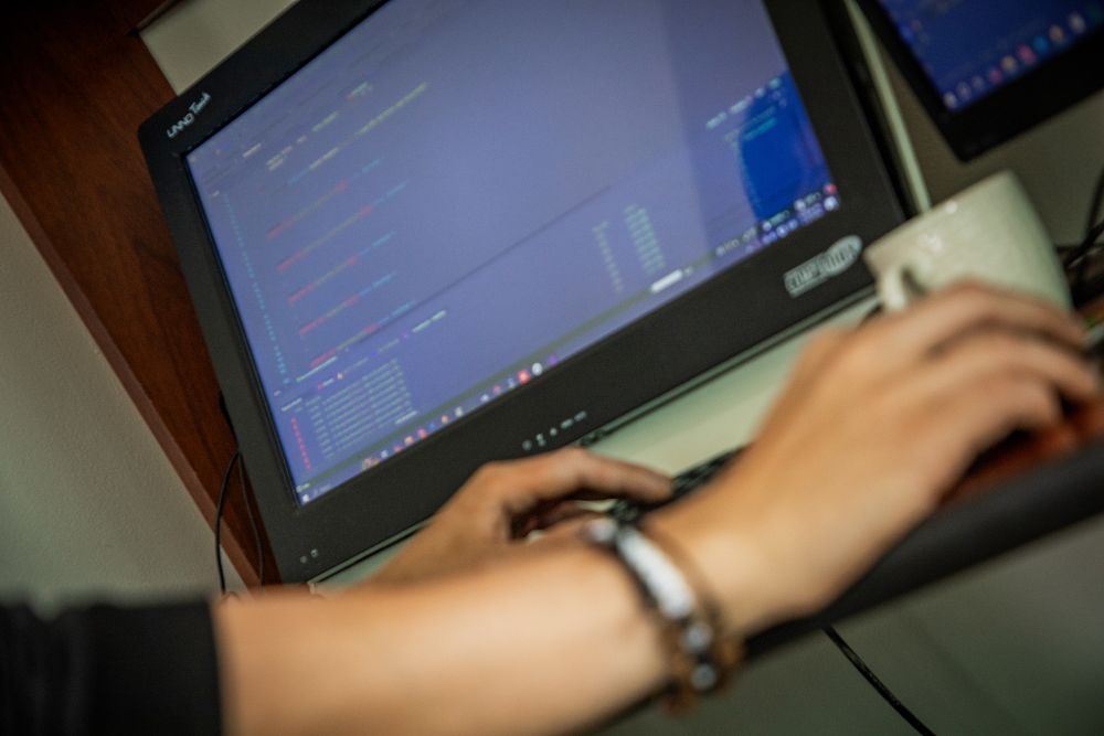 Imagen de primer plano de una persona qie interactúa con un software