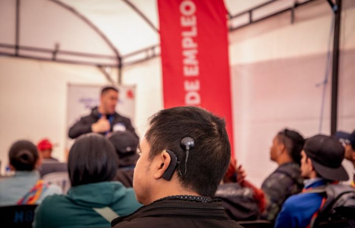 Imagen relacionada con una persona que asiste a feria de empleo con enfoque en discapacidad física