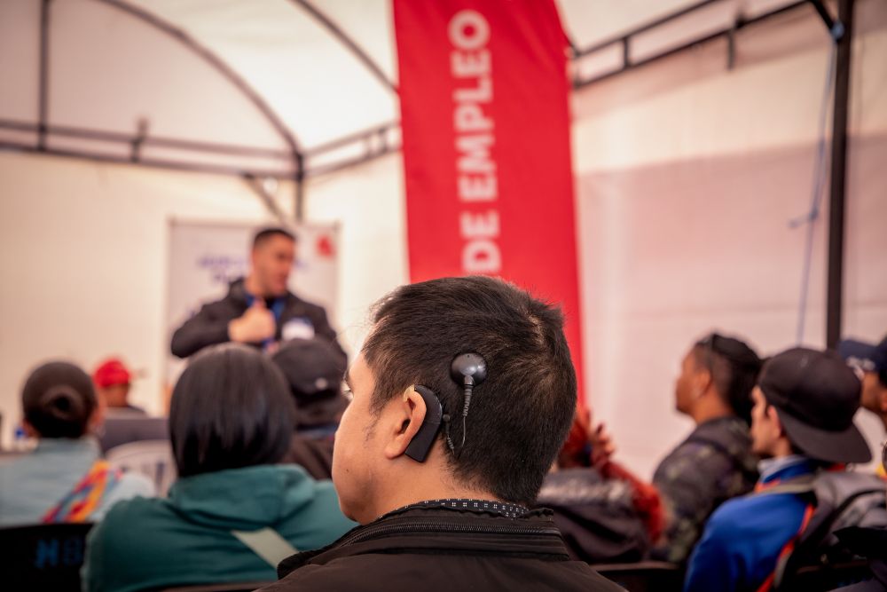 Imagen relacionada con una persona que asiste a feria de empleo con enfoque en discapacidad física
