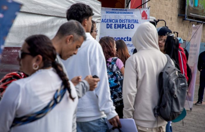 Imagen relacionada con un grupo de personas en una feria de empleo liderada por la Secretaría de Desarrollo Económico